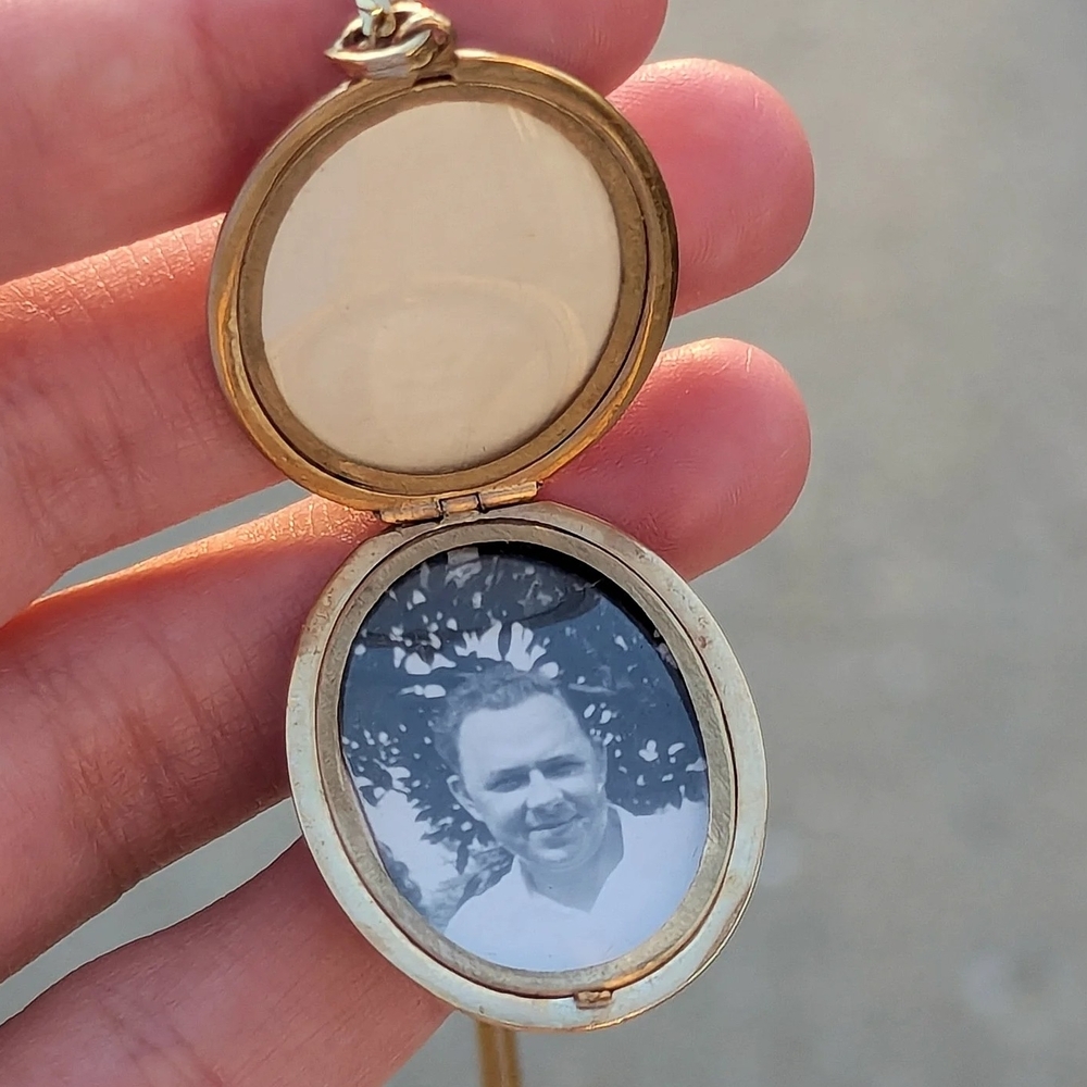 ON HOLD Vintage 14k Yellow Gold Oval Hand Engraved Locket Box Chain Necklace - Picture 5 of 11